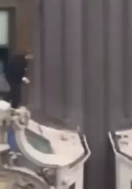 بالفيديو:مغامرة جريئة.. تنقل على سطح مبنى من 23 طابقا