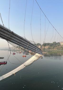 انهيار جسر في الهند.jpg