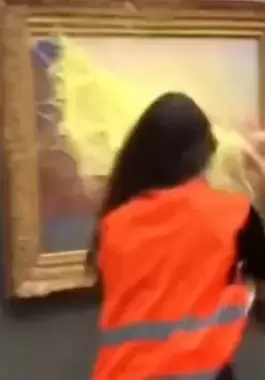 لوحة شهيرة تتعرض للتخريب.. فيديو لـ