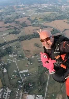 100 قفزة بالمظلات