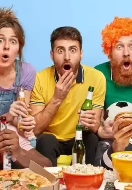 أضرار تناول الوجبات السريعة أثناء مشاهدة مباريات كأس العالم