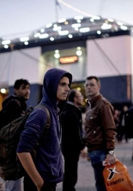 رغم التحذيرات المستمرة.. شباب غزةّ يبحثون عن حياة أفضل خارج أسوار القطاع!!