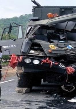 مقتل 16 عسكريًا في حادث مروري في الهند.jpg