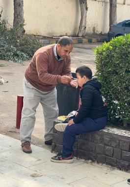 معلم يطعم طالب