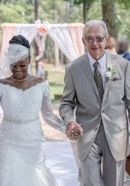 زوجان فارق العمر 61عاما