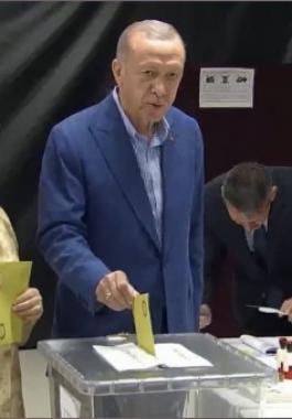 أردوغان يدلي بصوته خلال الانتخابات الرئاسية