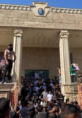 متظاهرون يقتحمون السفارة السويدية في بغداد