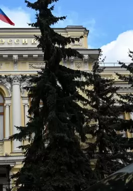 المركزي الروسي يرفع الفائدة إلى 12% للحد من تراجع الروبل