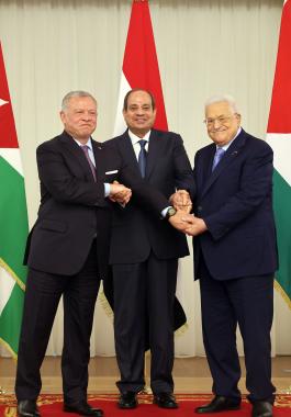 قمة ثلاثية تجمع الرئيس عباس ونظيره المصري والعاهل الأردني في مصر