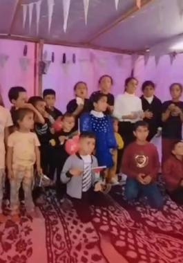 فعالية ترفيهية للأطفال في مخيمات النزوح بمدينة دير البلح وسط قطاع غزة.jpg