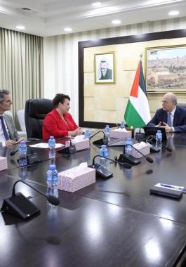 رئيس الوزراء يبحث مع اتحاد البلديات الهولندية سبل تعزيز التعاون