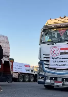 شاحنات المساعدات في الجانب المصري من معبر رفح البري
