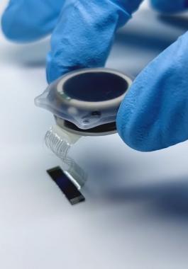 عالم إسلامي يُجيز استخدام الشريحة الدماغية والابتكارات الحديثة في عالم الطب 