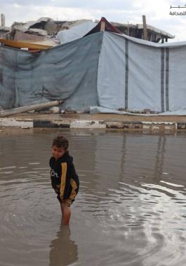 بالفيديو والصور: المواطنون في غزة يطلقون نداء استغاثة لحمايتهم من الشتاء وكابوسه المنتظر