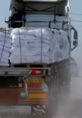 إدخال المساعدات الإنسانية إلى قطاع غزة.webp