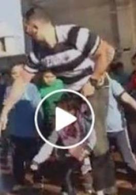 بالفيديو.. معلم يساعد فتاة معاقة على الرقص مع زملائها!