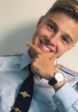 بالصور : خطف قلوب النساء..  الشرطي الروسي الذي جذب الفتيات!