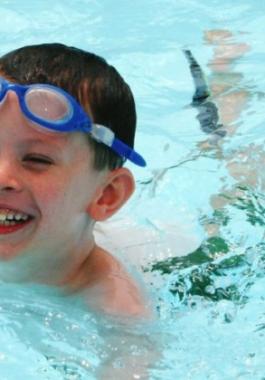 smiling-kid-in-pool-980x498