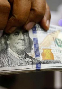 الدولار يقترب من أعلى مستوى في 3 أشهر