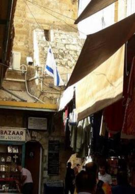 علم إسرائيل على كنيسة القيامة