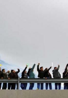 سلسلة بشرية مكسيكية على الحدود مع أمريكا ضد جدار ترامب