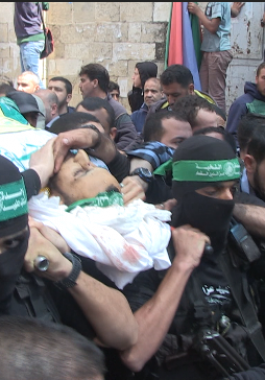 بالفيديو: القسام تُشيّع جثمان شهيدها 