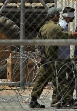 الاحتلال يعتدي على أسير من الخليل خلال اعتقاله