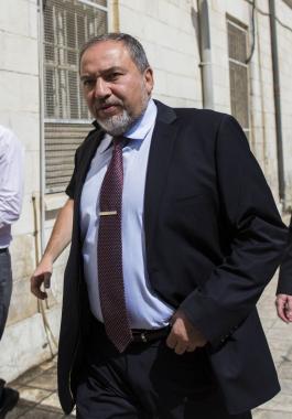 تفاصيل اجتماع سري بين ليبرمان ومسؤولين كبار بالسلطة الفلسطينية