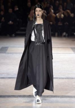 yohji-yamamoto-rtw-fall-2016-32-333x500