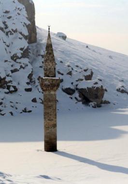 تركيا مئذنة مسجد محاطة بالثلوج في شكل يبهر العين