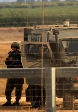 جيش الاحتلال يعتقل فلسطينياً اجتاز حدود غزة.jpg