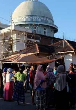 مقتل 10 أشخاص إثر زلزال ضرب جزيرة إندونيسية