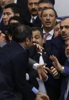 بالفيديو.. عراك في البرلمان التركي حول تعديل الدستور