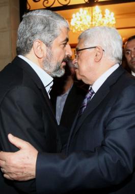 Palestinian-President-Mahmud-Abbas-meets-with-Palestinian-Hamas-leader-Khaleed-Meshaal-in-Cairo-to-implement-the-terms-of-reconciliation-1024x742