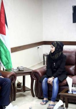 محافظ طولكرم يستقبل الأسيرة المحررة ياسمين التميمي