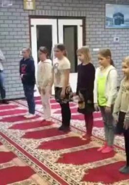 غضب في هولندا بعد فيديو لأطفال يعلمهم شيخ الصلاة
