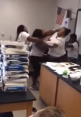 بالفيديو : شجار 'طاحن' بين معلمتين في الفصل