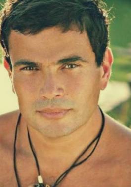 شاهدوا :  تسريب فيديو صادم لعمرو دياب مع معجبيه.. وهذا ما فعله بهم!