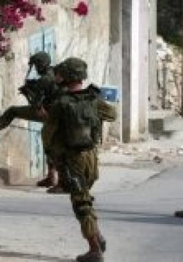 الاحتلال يفتش منازل المواطنين في القدس