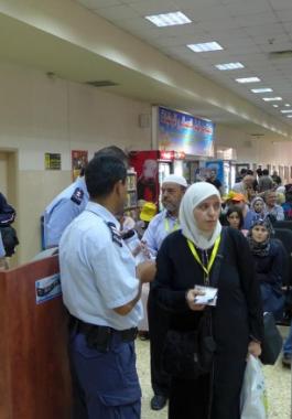سلطات الاحتلال تمنع 45 مواطناً من السفر عبر معبر الكرامة