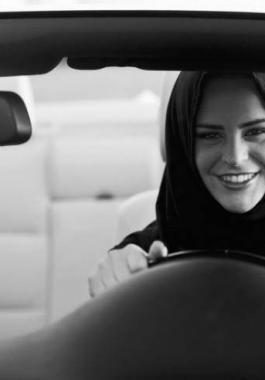 أرقام .. النساء أفضل من الرجال في قيادة السيارات