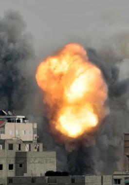 gaza-bomb-explodes_2405480k