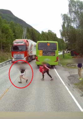 شاهدوا : لقطات مرّوعة لطفل كادت تدهسة شاحنة ضخمة!