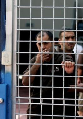 6 أسرى يدخلون أعواماً جديدة في سجون الاحتلال