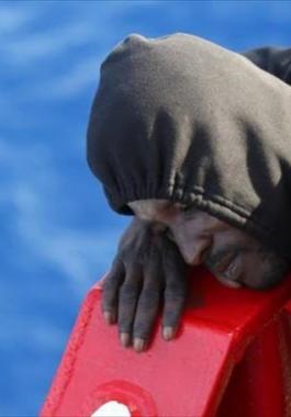 غرق 126 مهاجرًا عقب انقلاب قاربهم قبالة ليبيا.jpg