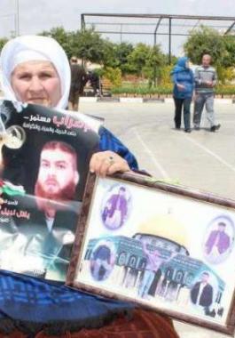 والدة الاسير عزام دياب