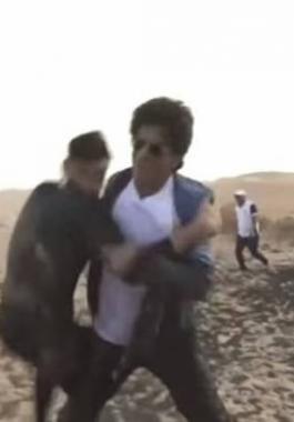 بالفيديو: بعدما وقع ضحيته.. شاروخان يردّ الصاع صاعين لرامز جلال!