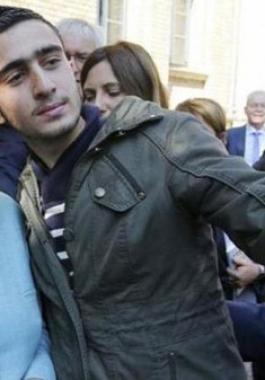 لاجئ سوري التقط  سيلفي مع ميركل يقاضي فيسبوك