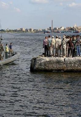 مصرع 5 وإصابة 20 آخرين إثر غرق قارب شمالي مصر