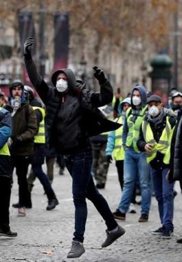 رُغم تنازلات الحكومة.. تواصل الاحتجاجات في باريس وتراجع شعبية ماكرون وفيليب 